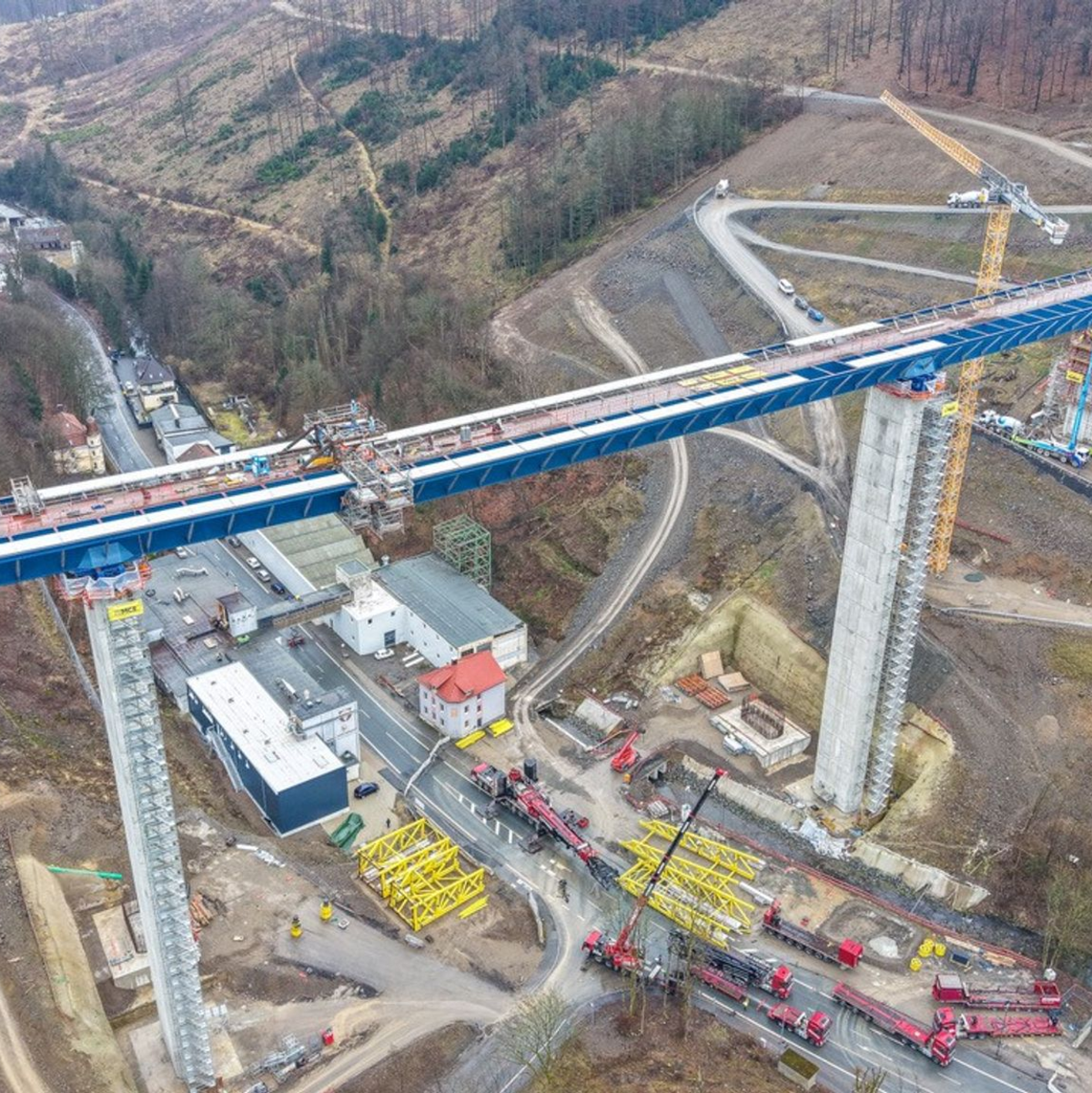 Die Sanierung maroder Brücken kostet viel Geld. - Foto: Alex Talash/dpa
