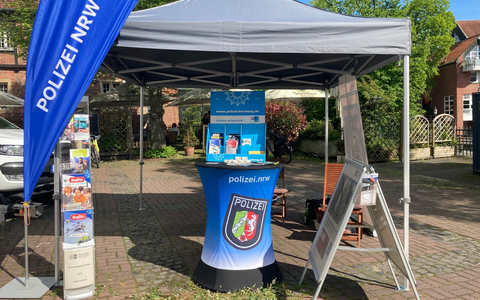 POL-COE: Lüdinghausen/Infostand der kriminalpolizeilichen Beratungsstelle auf dem Wochenmarkt - Foto: presseportal.de