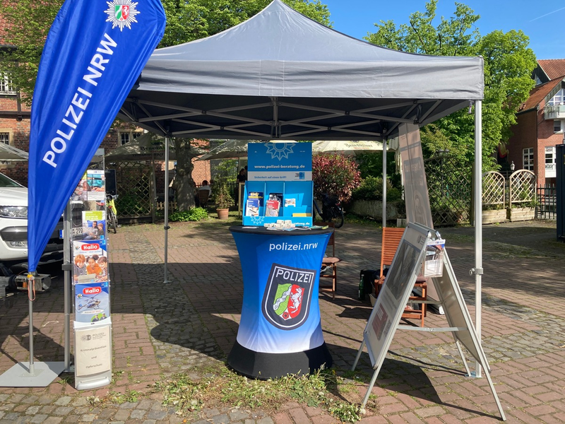 POL-COE: Lüdinghausen/Infostand der kriminalpolizeilichen Beratungsstelle auf dem Wochenmarkt - Foto: presseportal.de