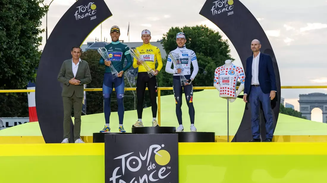 Der Gewinner der 112. Tour de France, Tadej Pogacar, erhält von Škoda Design gestaltete Trophäe - Bild: presseportal.de