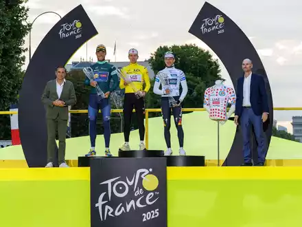 Der Gewinner der 112. Tour de France, Tadej Pogacar, erhält von Škoda Design gestaltete Trophäe - Foto: presseportal.de