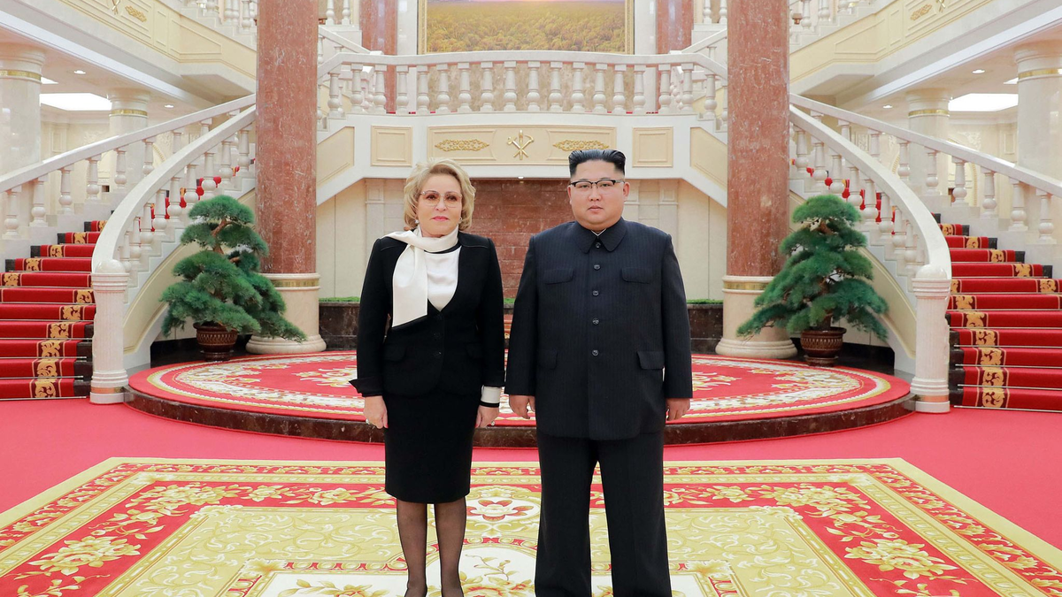 Valentina Matwijenko - hier bei einem Treffen mit Nordkoreas Staatschef Kim Jong Un - gilt als enge Vertraute von Kremlchef Wladimir Putin noch aus Petersburger Zeiten. (Archivbild) - Foto: -/KCNA/dpa