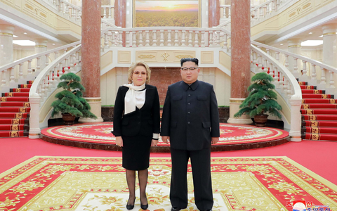 Valentina Matwijenko - hier bei einem Treffen mit Nordkoreas Staatschef Kim Jong Un - gilt als enge Vertraute von Kremlchef Wladimir Putin noch aus Petersburger Zeiten. (Archivbild) - Foto: -/KCNA/dpa