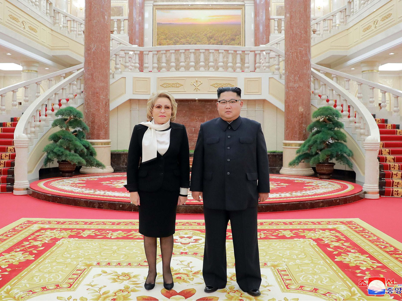 Valentina Matwijenko - hier bei einem Treffen mit Nordkoreas Staatschef Kim Jong Un - gilt als enge Vertraute von Kremlchef Wladimir Putin noch aus Petersburger Zeiten. (Archivbild) - Foto: -/KCNA/dpa
