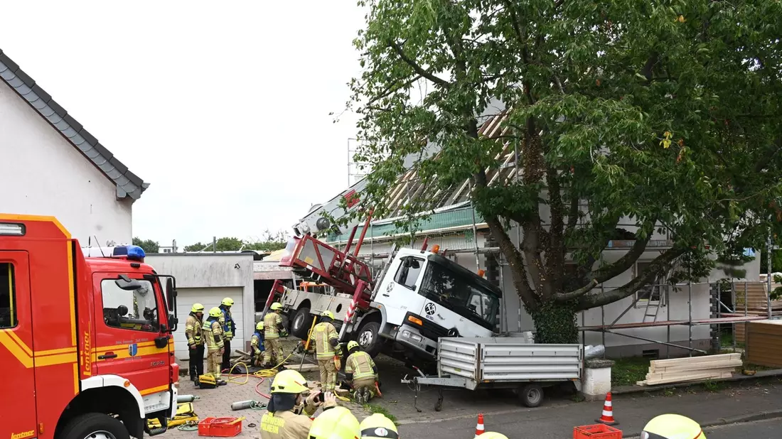FW Pulheim: Kran fällt auf Hausdach - Bild: presseportal.de