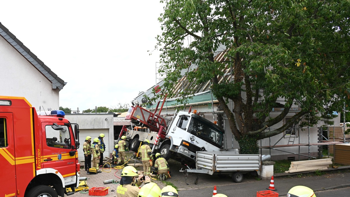 FW Pulheim: Kran fällt auf Hausdach - Foto: presseportal.de