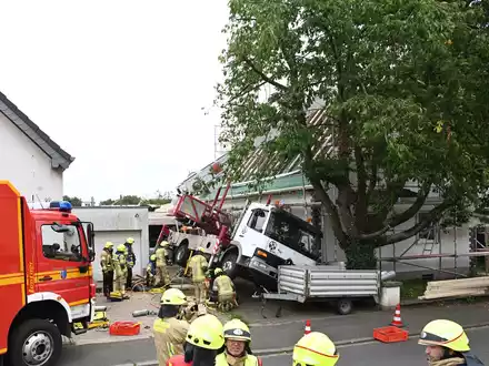 FW Pulheim: Kran fällt auf Hausdach - Foto: presseportal.de