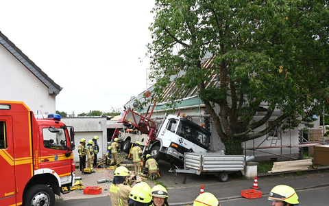 FW Pulheim: Kran fällt auf Hausdach - Foto: presseportal.de