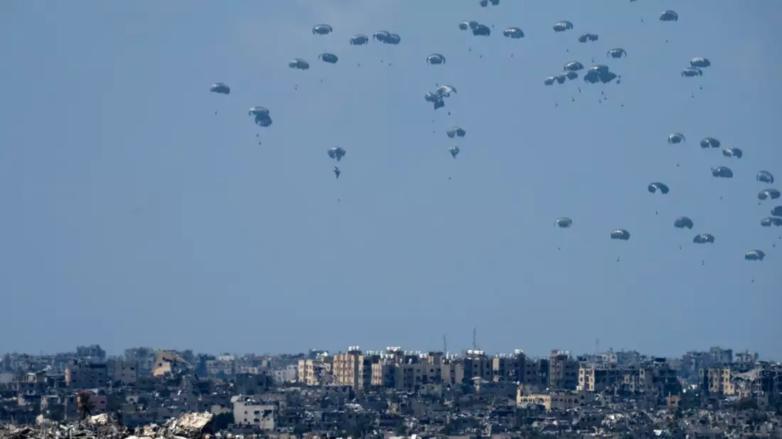 Bundeswehrmaschinen sollen sich an den Abwürfen von Hilfsgütern über Gaza beteiligen. (Archivbild)  - Bild: Maya Alleruzzo/AP/dpa