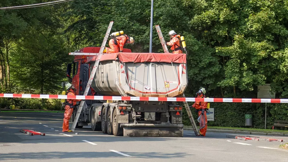 FW-E: Ammoniakaustritt aus LKW - Feuerwehr im Großeinsatz - Bild: presseportal.de