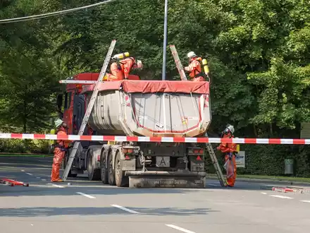 FW-E: Ammoniakaustritt aus LKW - Feuerwehr im Großeinsatz - Foto: presseportal.de