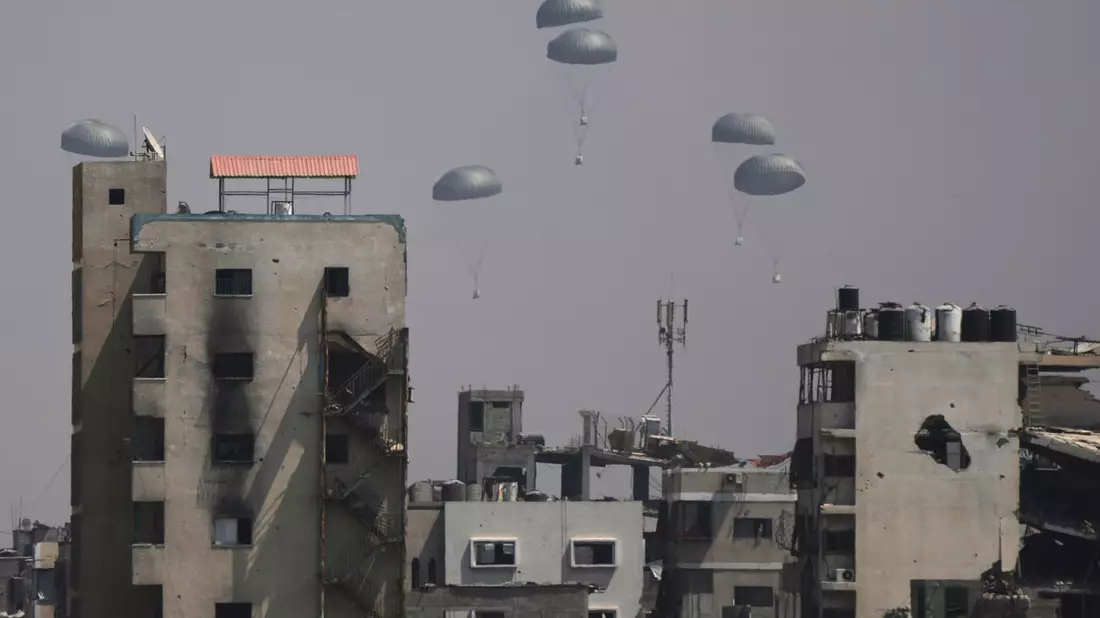 Seit Sonntag werfen Jordanien und die Vereinigten Arabischen Emirate in Koordination mit der israelischen Armee Hilfsgüter aus der Luft über dem Gazastreifen ab.  - Bild: Jehad Alshrafi/AP/dpa
