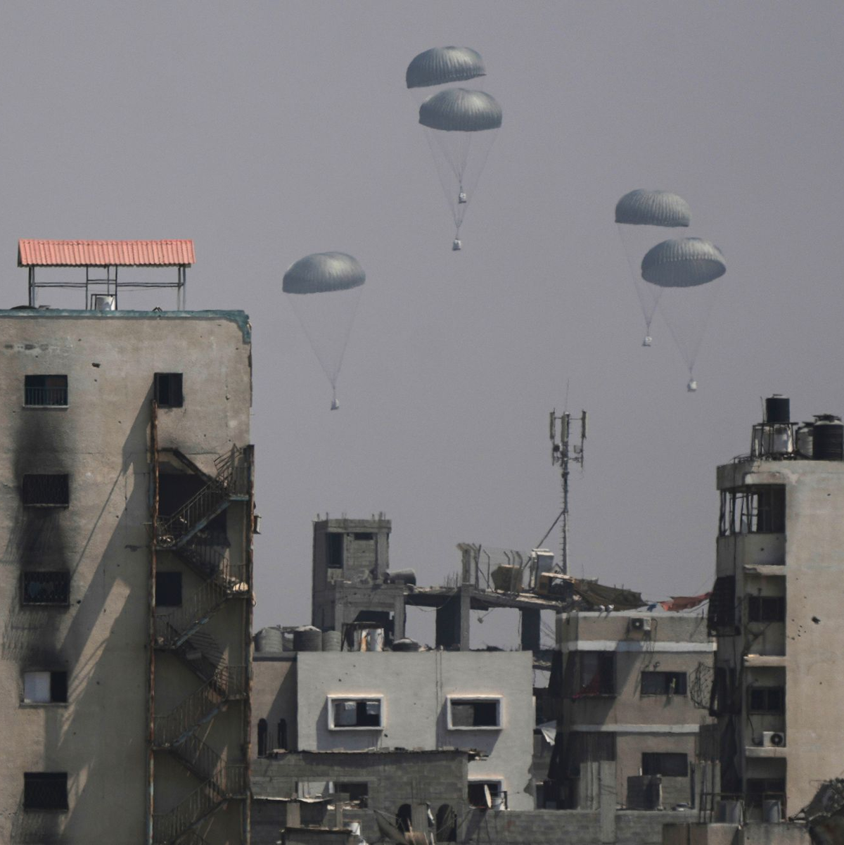 Seit Sonntag werfen Jordanien und die Vereinigten Arabischen Emirate in Koordination mit der israelischen Armee Hilfsgüter aus der Luft über dem Gazastreifen ab.  - Foto: Jehad Alshrafi/AP/dpa