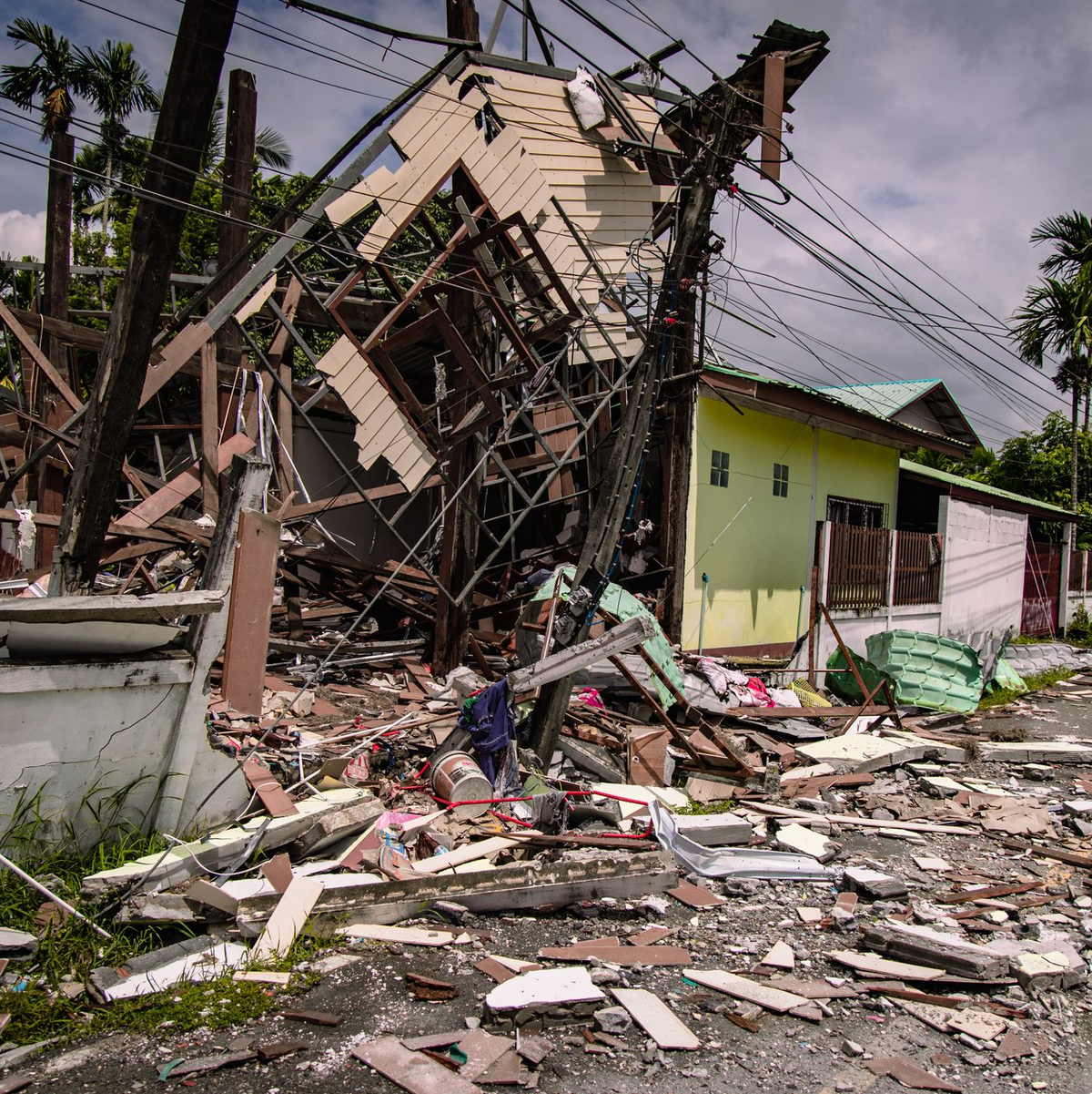 Auch zivile Gebäude wurden bei den mehrtägigen Kämpfen zerstört. - Foto: Wissarut Weerasopon/ZUMA Press Wire/dpa