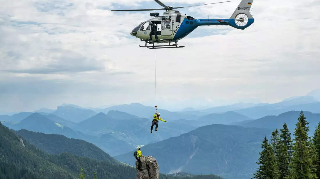 Bergretter geraten bei Rettungen manchmal selbst in Lebensgefahr (Archivbild) - Bild: Peter Kneffel/dpa
