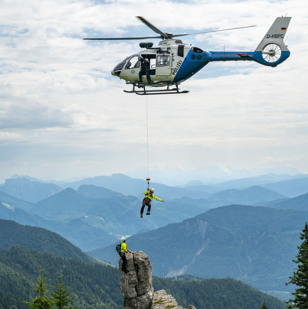 Bergretter geraten bei Rettungen manchmal selbst in Lebensgefahr (Archivbild) - Foto: Peter Kneffel/dpa