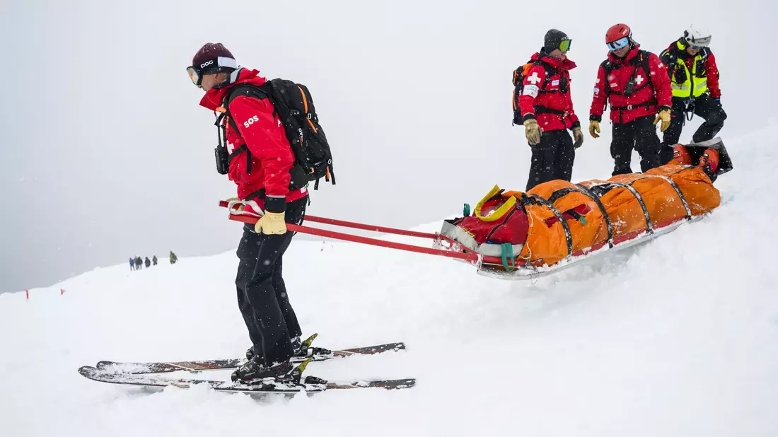 Bergretter sind oft unter widrigsten Wetterbedingungen im Einsatz (Archivbild) - Bild: Jean-Christophe Bott/KEYSTONE/dpa