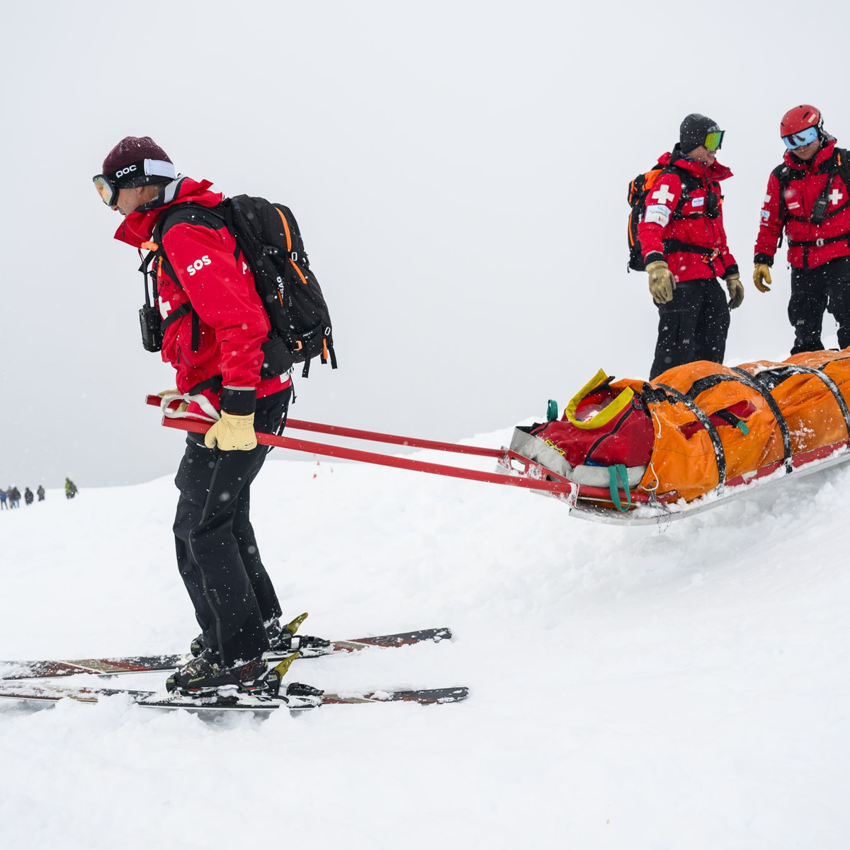 Bergretter sind oft unter widrigsten Wetterbedingungen im Einsatz (Archivbild) - Foto: Jean-Christophe Bott/KEYSTONE/dpa
