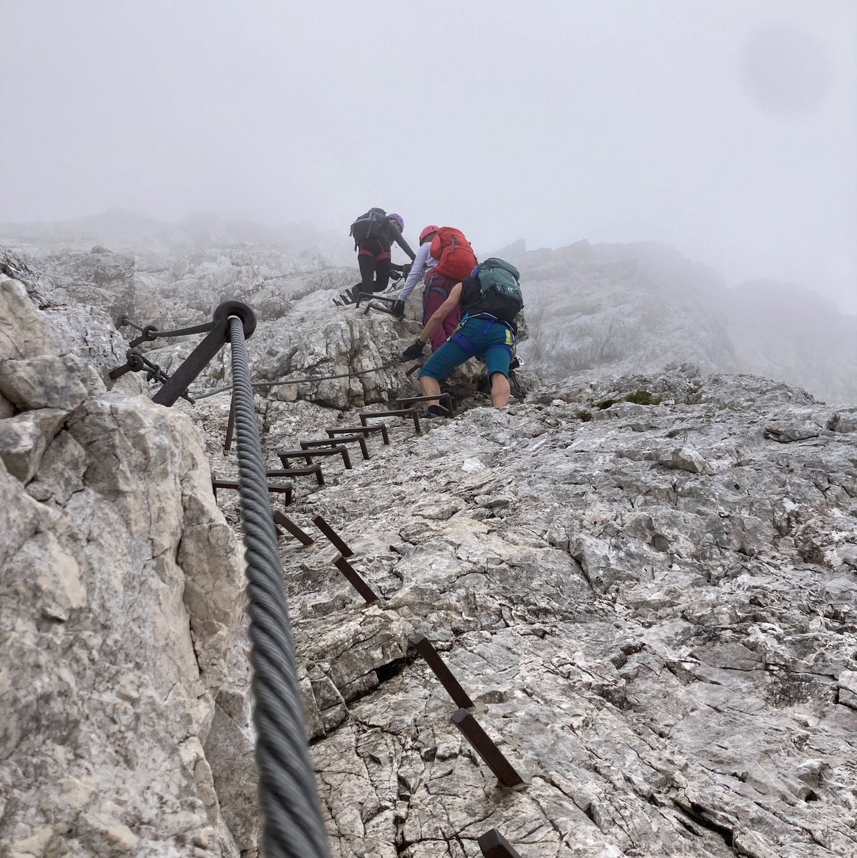 Am Klettersteig gehören festes Schuhwerk, Helm, Gurt und Klettersteigset zur Ausrüstung.   - Foto: Sabine Dobel/dpa