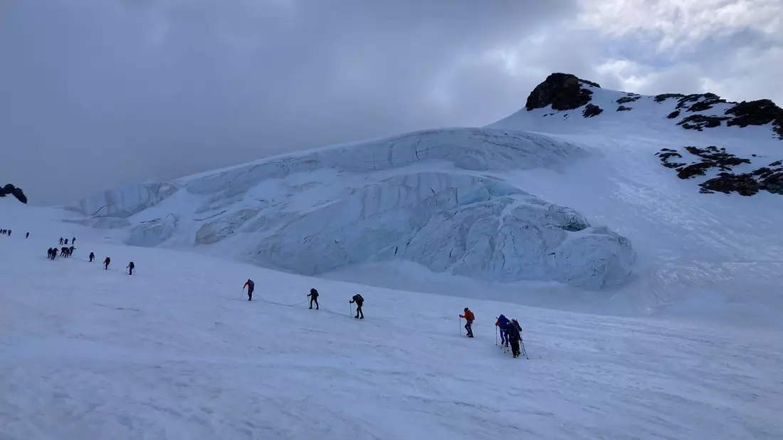 Auf dem Gletscher sind Bergsteiger angeseilt unterwegs - andernfalls drohen gefährliche Stürze in Gletscherspalten. - Bild: Sabine Dobel/dpa