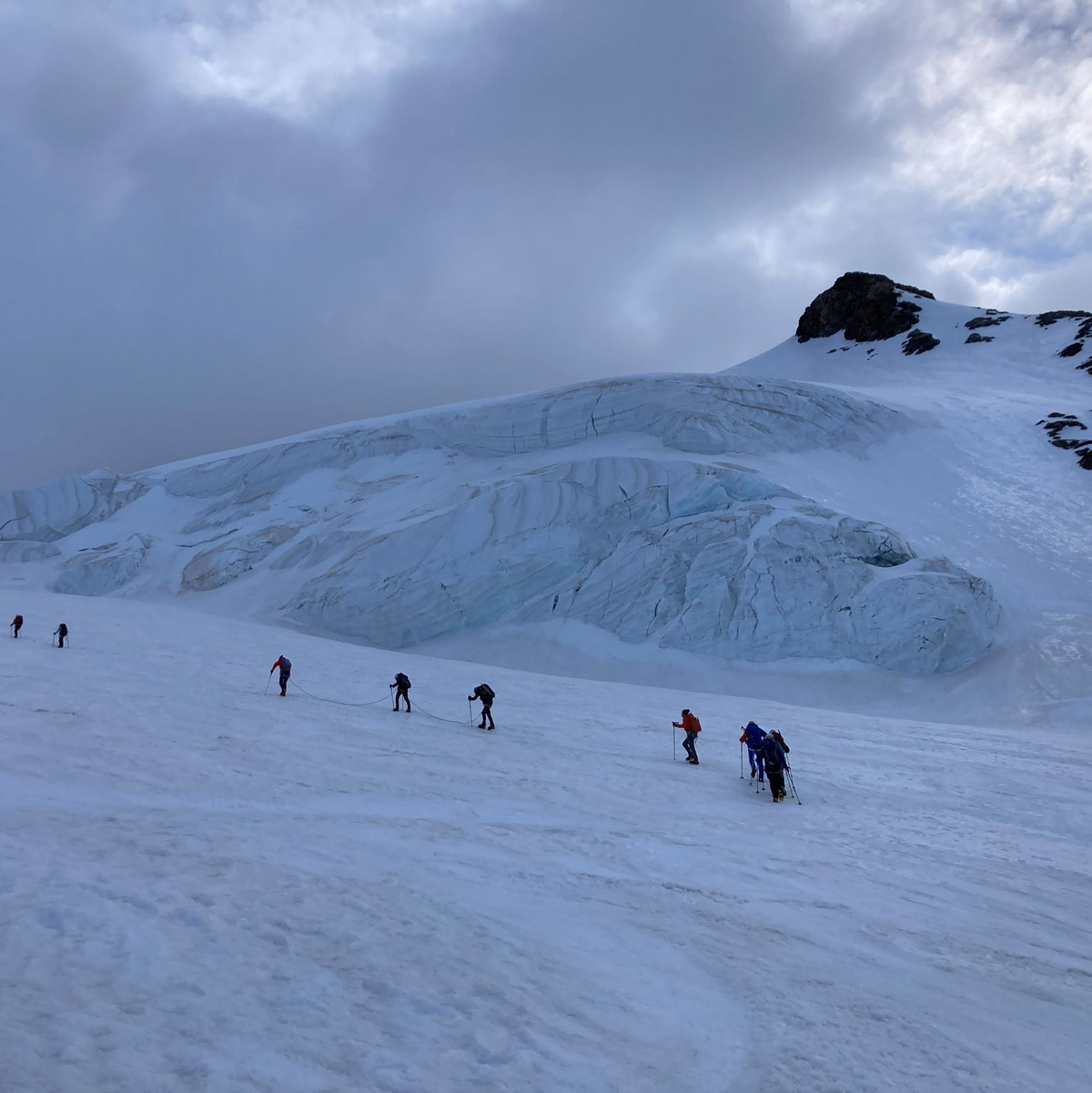 Auf dem Gletscher sind Bergsteiger angeseilt unterwegs - andernfalls drohen gefährliche Stürze in Gletscherspalten. - Foto: Sabine Dobel/dpa