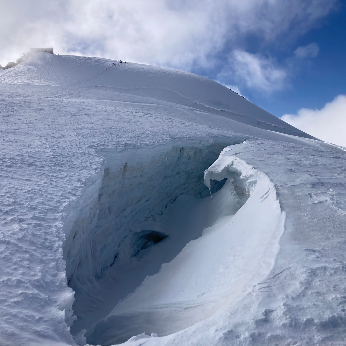 Auf Gletschern bedeuten Spalten eine besondere Gefahr.  - Foto: Sabine Dobel/dpa