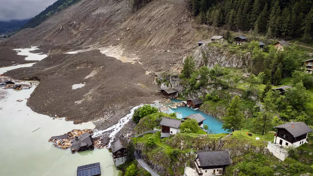 Ein Bergsturz zerstörte Ende Mai große Teile des Dorfes Blatten im Schweizer Kanton Wallis. (Archivbild) - Bild: Michael Buholzer/KEYSTONE/dpa