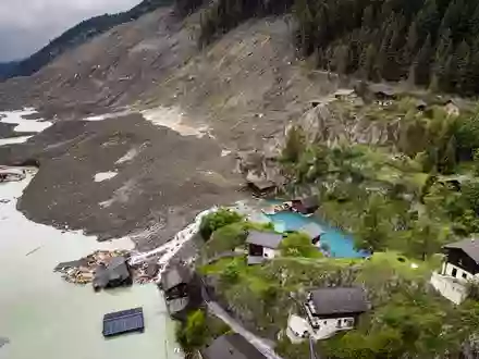 Ein Bergsturz zerstörte Ende Mai große Teile des Dorfes Blatten im Schweizer Kanton Wallis. (Archivbild) - Foto: Michael Buholzer/KEYSTONE/dpa