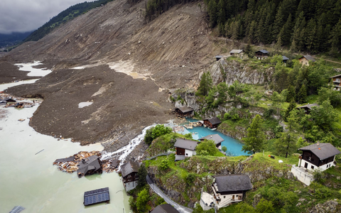 Ein Bergsturz zerstörte Ende Mai große Teile des Dorfes Blatten im Schweizer Kanton Wallis. (Archivbild) - Foto: Michael Buholzer/KEYSTONE/dpa