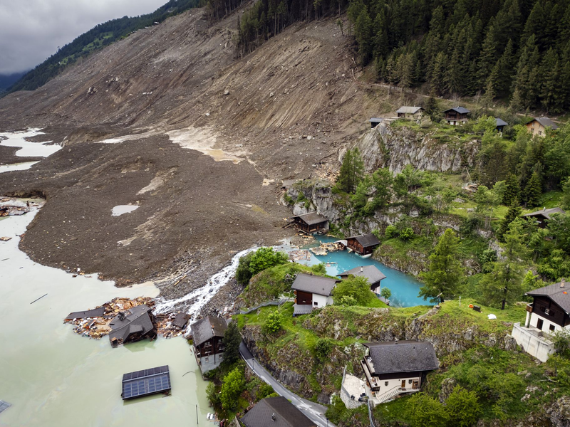 Ein Bergsturz zerstörte Ende Mai große Teile des Dorfes Blatten im Schweizer Kanton Wallis. (Archivbild) - Foto: Michael Buholzer/KEYSTONE/dpa