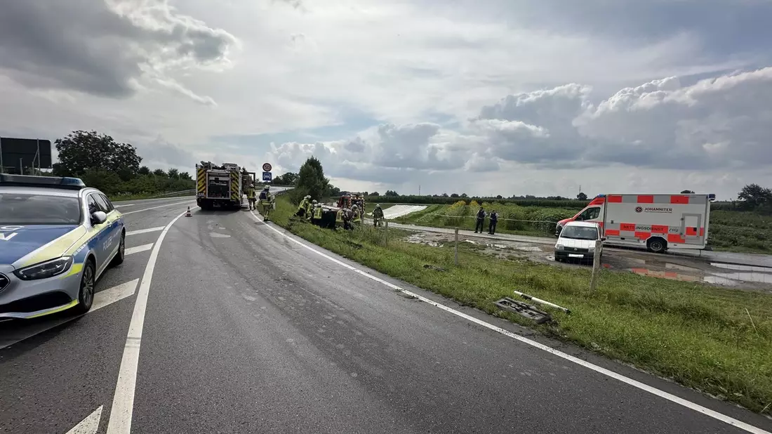 FW Weinheim: Verkehrsunfall auf der Kreisverbindungsstraße, Pkw landet auf der Seite - Bild: presseportal.de