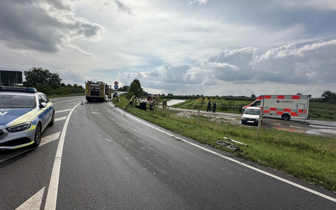 FW Weinheim: Verkehrsunfall auf der Kreisverbindungsstraße, Pkw landet auf der Seite - Foto: presseportal.de FW Weinheim: Verkehrsunfall auf der Kreisverbindungsstraße, Pkw landet auf der Seite - Foto: presseportal.de