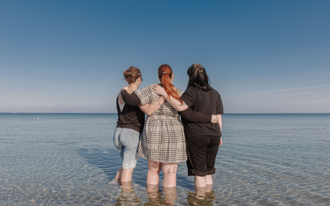 Jeder Mensch auf der Welt braucht Freunde. (Symbolbild)  - Foto: Markus Scholz/dpa