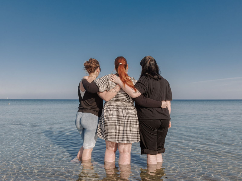 Jeder Mensch auf der Welt braucht Freunde. (Symbolbild)  - Foto: Markus Scholz/dpa