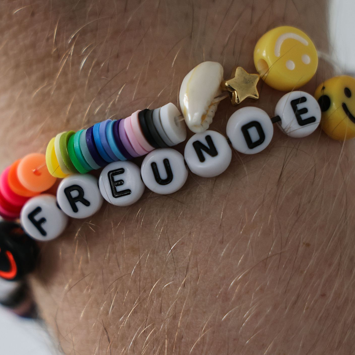 Ob im Kindesalter oder als Greis: Ohne Freunde kann man Experten zufolge nicht glücklich sein. (Symbolbild) - Foto: Oliver Berg/dpa