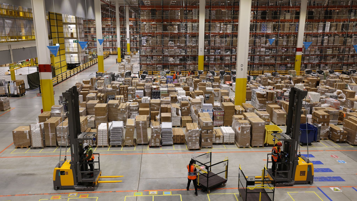 Ein Amazon-Logistikzentrum in Dummerstorf, Mecklenburg-Vorpommern. Der US-Konzern kündigt eine Lohnerhöhung für seine Logistik-Mitarbeiter in Deutschland an. - Foto: Bernd Wüstneck/dpa
