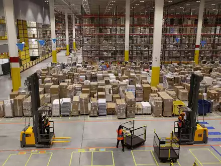 Ein Amazon-Logistikzentrum in Dummerstorf, Mecklenburg-Vorpommern. Der US-Konzern kündigt eine Lohnerhöhung für seine Logistik-Mitarbeiter in Deutschland an. - Foto: Bernd Wüstneck/dpa