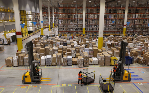 Ein Amazon-Logistikzentrum in Dummerstorf, Mecklenburg-Vorpommern. Der US-Konzern kündigt eine Lohnerhöhung für seine Logistik-Mitarbeiter in Deutschland an. - Foto: Bernd Wüstneck/dpa Ein Amazon-Logistikzentrum in Dummerstorf, Mecklenburg-Vorpommern. Der US-Konzern kündigt eine Lohnerhöhung für seine Logistik-Mitarbeiter in Deutschland an. - Foto: Bernd Wüstneck/dpa