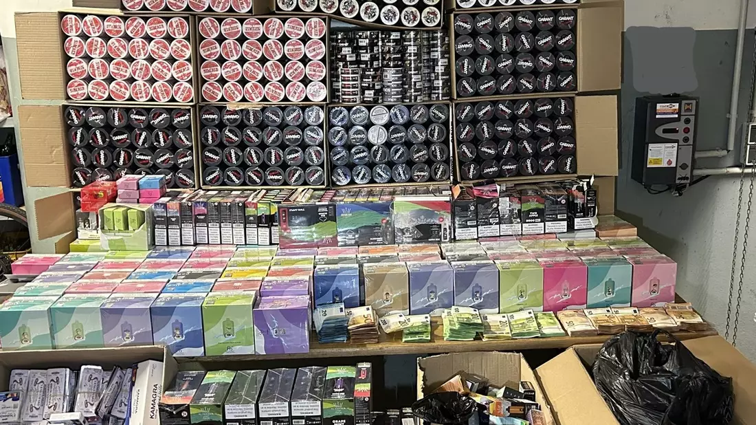 POL-D: Stadtmitte - ET PRIOS deckt illegale Tabakgeschäfte auf - Zwei Kioske durchsucht - Bargeld, Schusswaffe, Fahrräder und Potenzmittel sichergestellt - Bild: presseportal.de