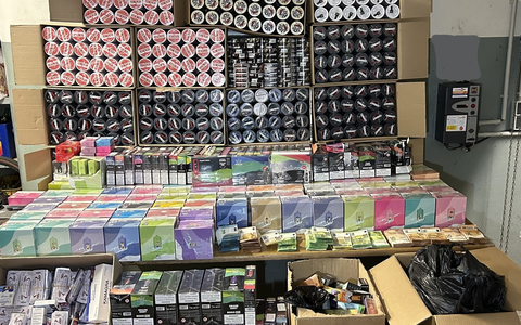 POL-D: Stadtmitte - ET PRIOS deckt illegale Tabakgeschäfte auf - Zwei Kioske durchsucht - Bargeld, Schusswaffe, Fahrräder und Potenzmittel sichergestellt - Foto: presseportal.de POL-D: Stadtmitte - ET PRIOS deckt illegale Tabakgeschäfte auf - Zwei Kioske durchsucht - Bargeld, Schusswaffe, Fahrräder und Potenzmittel sichergestellt - Foto: presseportal.de