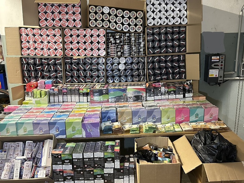 POL-D: Stadtmitte - ET PRIOS deckt illegale Tabakgeschäfte auf - Zwei Kioske durchsucht - Bargeld, Schusswaffe, Fahrräder und Potenzmittel sichergestellt - Foto: presseportal.de