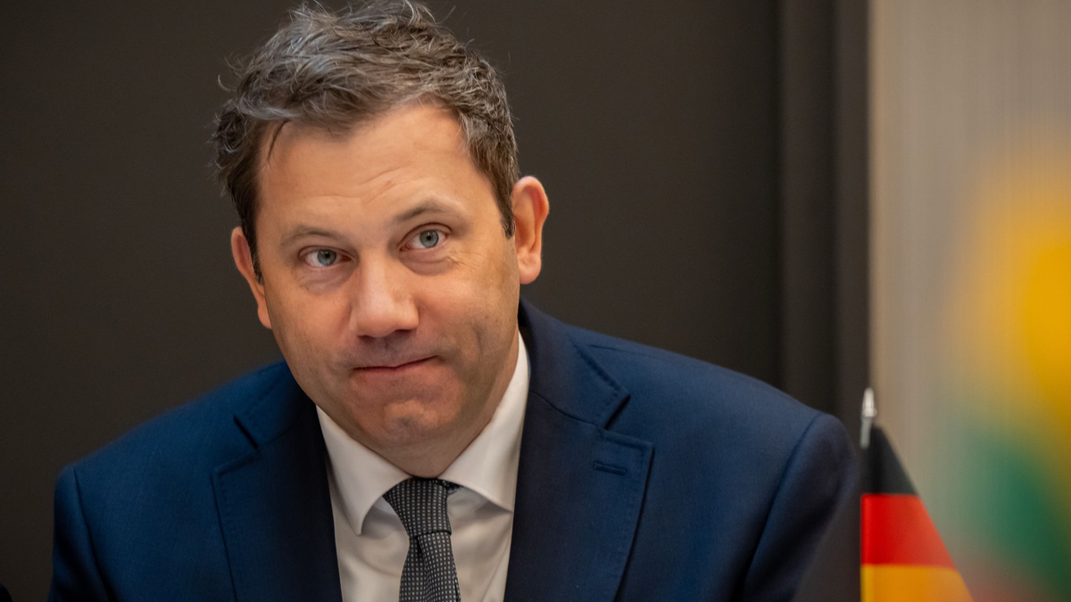 Bundesfinanzminister Lars Klingbeil (SPD) erinnert seine Kabinettskolleginnen und -kollegen ans Sparen. (Archivbild) - Foto: Michael Kappeler/dpa