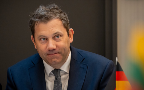 Bundesfinanzminister Lars Klingbeil (SPD) erinnert seine Kabinettskolleginnen und -kollegen ans Sparen. (Archivbild) - Foto: Michael Kappeler/dpa