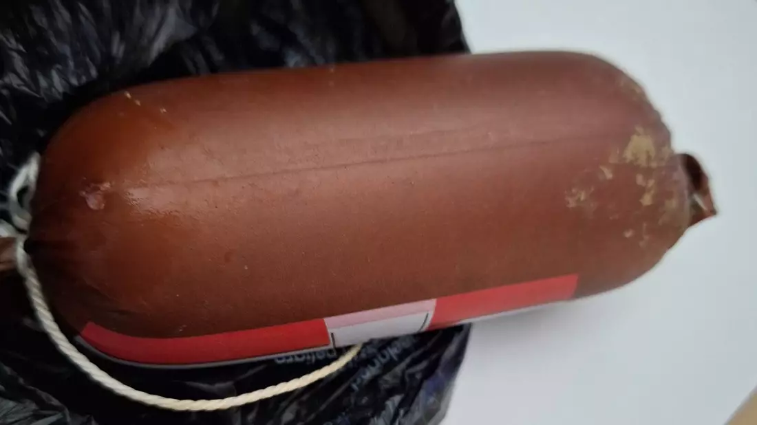 POL-UL: (UL) Dornstadt - Verdächtige Wurst am Wegesrand aufgetaucht / Am Montag fand eine Zeugin eine abgepackte Wurststange in Dornstadt-Tomerdingen. - Bild: presseportal.de
