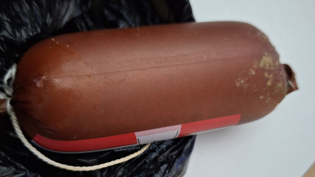 POL-UL: (UL) Dornstadt - Verdächtige Wurst am Wegesrand aufgetaucht / Am Montag fand eine Zeugin eine abgepackte Wurststange in Dornstadt-Tomerdingen. - Foto: presseportal.de