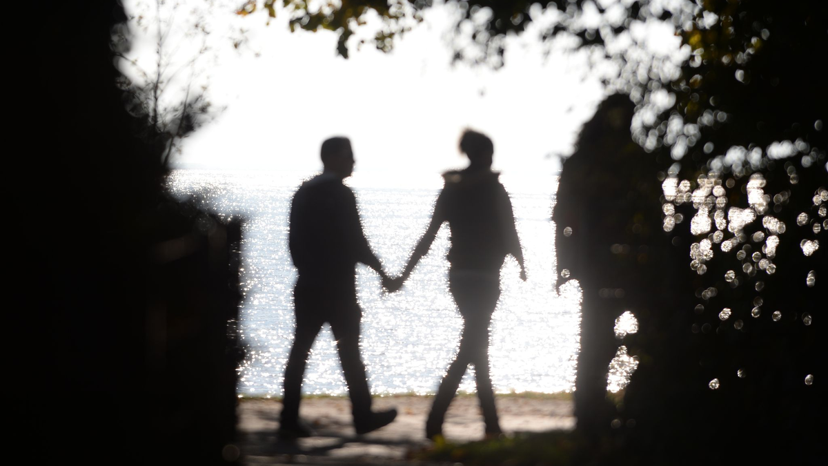 Männer können Frauen laut einer Studie an manchen Tagen besser riechen. (Symbolbild) - Foto: picture alliance / dpa