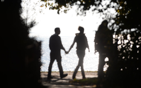 Männer können Frauen laut einer Studie an manchen Tagen besser riechen. (Symbolbild) - Foto: picture alliance / dpa