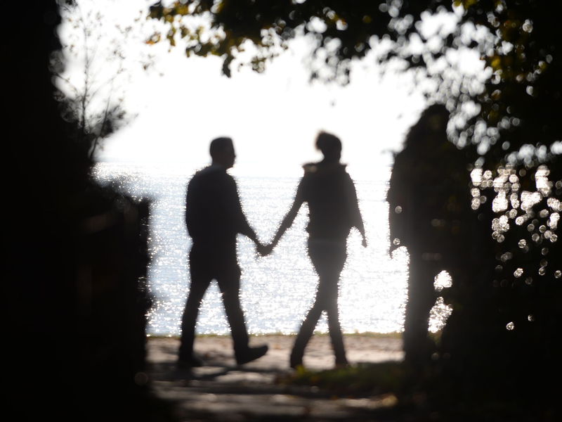 Männer können Frauen laut einer Studie an manchen Tagen besser riechen. (Symbolbild) - Foto: picture alliance / dpa