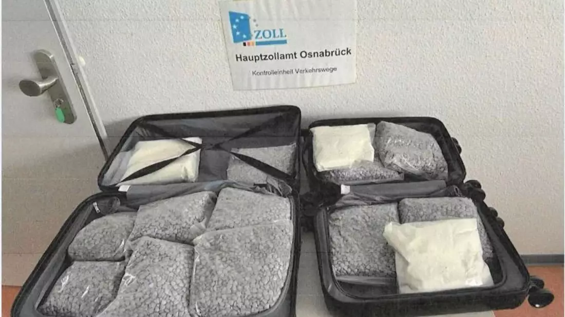 HZA-OS: Osnabrücker Zoll stellt 30 KG Ecstasy-Tabletten und 5 KG Ketamin im Zug sicher; Drogenkurier festgenommen - Bild: presseportal.de
