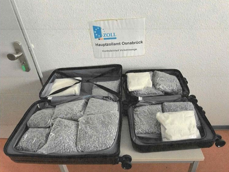 HZA-OS: Osnabrücker Zoll stellt 30 KG Ecstasy-Tabletten und 5 KG Ketamin im Zug sicher; Drogenkurier festgenommen - Foto: presseportal.de